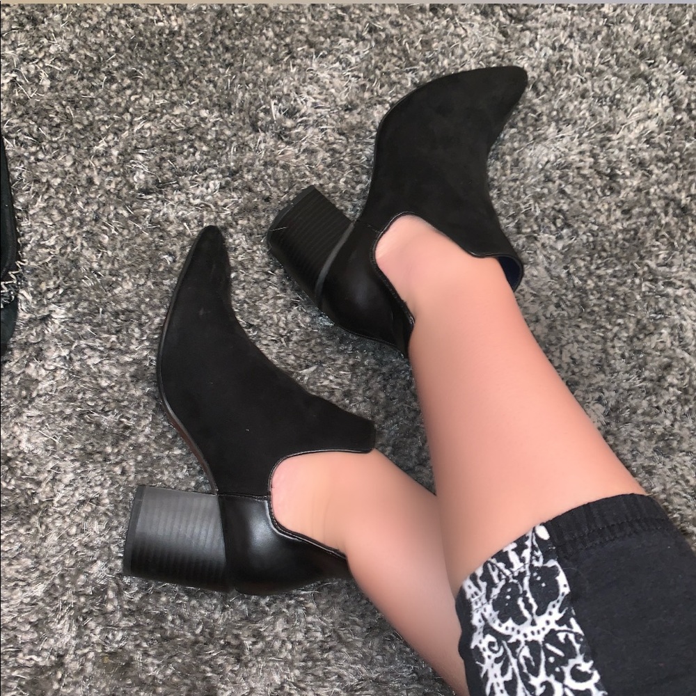 Gorgeous ZARA cut out pointy toe ankle booties